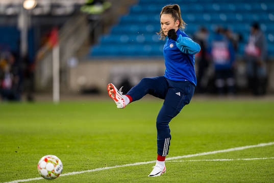 Janni Thomsen of Vålerenga warms up