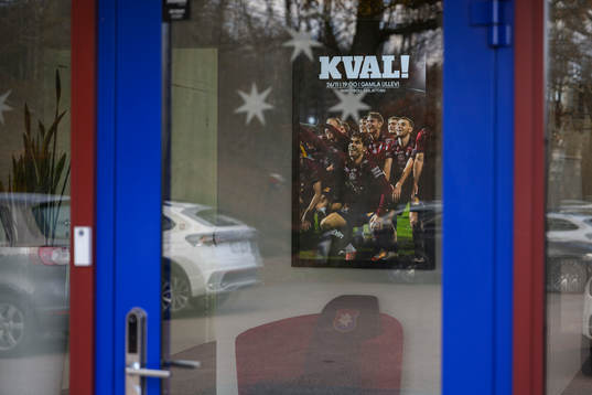 En ljustavla med information om kvalmatch
