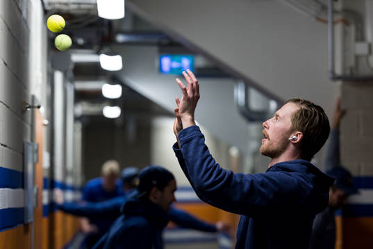 HV 71s målvakt Victor Brattström värmer upp
