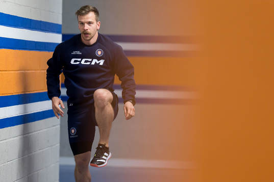 Växjö Lakers HCs Brian Cooper värmer upp