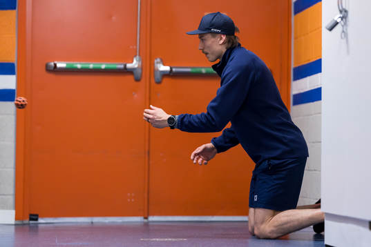 Växjö Lakers HCs målvakt Emil Larmi värmer upp
