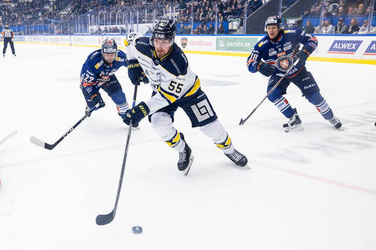 HV71s Mikael Seppälä mellan Växjös Tobias Rieder och