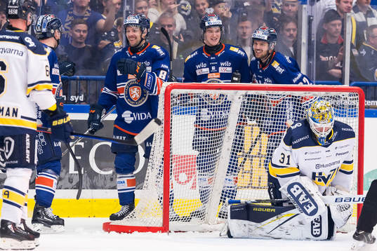 Växjös Robert Rosén jublar och HV71s Joni Ortio deppar