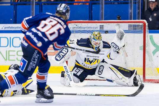 Växjös Joachim Blichfeld gör 5-1 på HV71s målvakt Joni