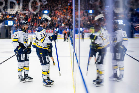 HV71s Isac Brännström och Oscar Fisker Molgaard deppar