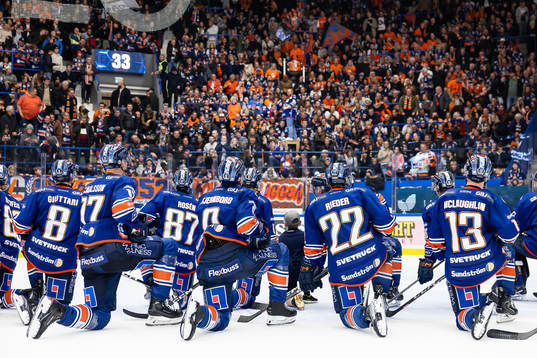 Växjös spelare på knä framför fansen