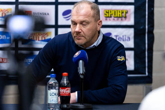 HV71s tränare Johan Lindbom deppar på presskonferens