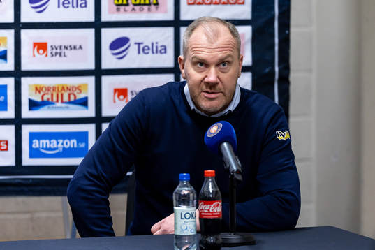 HV71s tränare Johan Lindbom på presskonferens
