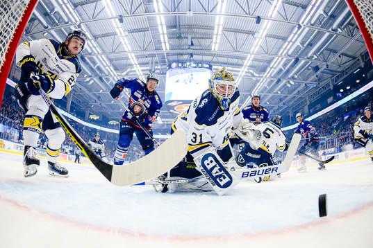 HV71s Robert Nardella, målvakt Joni Ortio, Växjös Emil