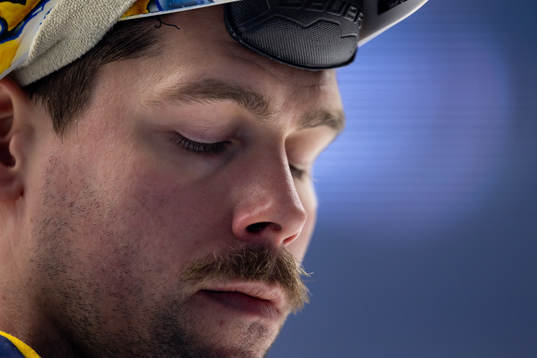 HV71s målvakt Joni Ortio deppar