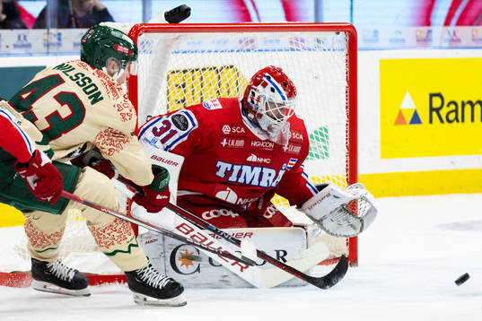 Frölundas Tom Nilsson och Timrås målvakt Tim Juel