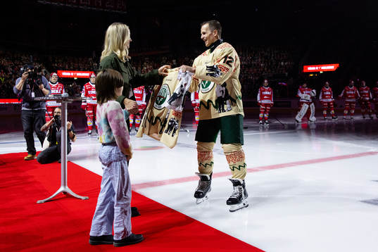 Frölundas Max Friberg skänker en matchtröja designad av