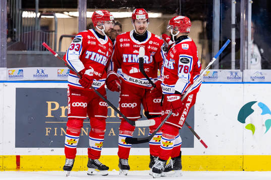 Timrås Panu Mieho jublar med lagkamrater