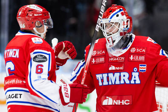 Timrås målvakt Tim Juel jublar ihop med Joonas Lyytinen