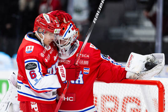 Timrås målvakt Tim Juel jublar ihop med Joonas Lyytinen