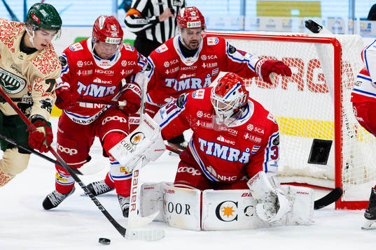 Frölundas David Edstrom med en chans framför Timrås