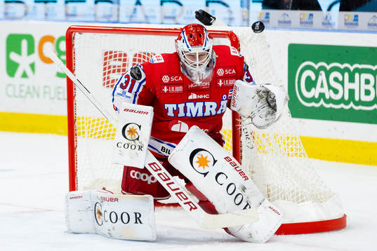 Timrås målvakt Tim Juel räddar ett skott