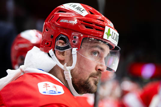 Timrås Tim Erixon med en ispåse på nacken