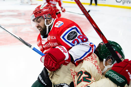 Timrås Simon Forsmark tacklar Frölundas Linus Nässen