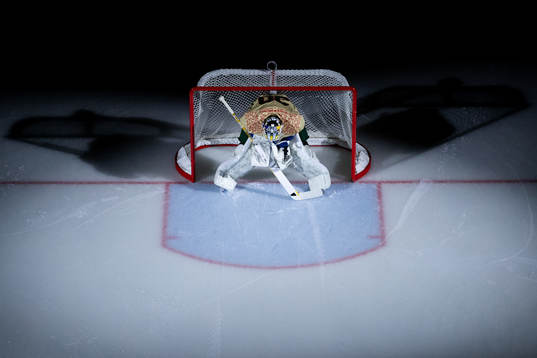 Frölundas målvakt Frans Tuohimaa innan ishockeymatchen i