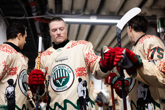 Frölundas Carl Klingberg  innan ishockeymatchen i SHL