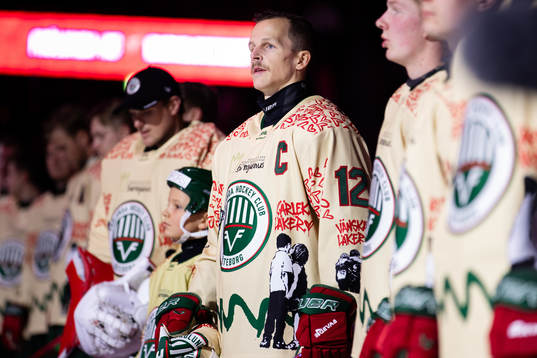 Frölundas Max Friberg på line up innan ishockeymatchen i