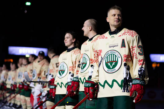 Frölundas Nicklas Lasu på line up innan ishockeymatchen i