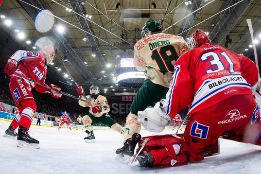 Frölundas Max Friberg skjuter 1-1 vilket senare döms bort