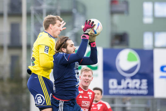 Ängelholms Johan Oremo och Karlstads målvakt Felix