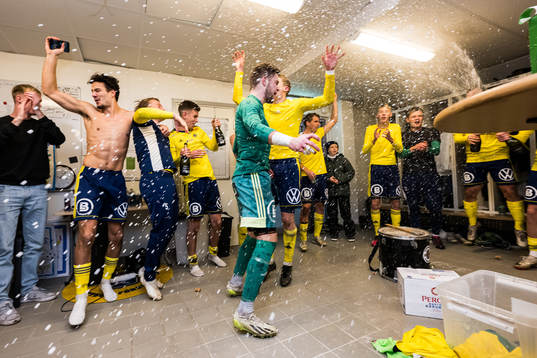 Ängelholms målvakt Robin Streifert jublar