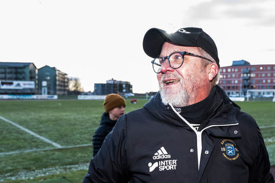 Ängelholms tränare Roar Hansen jublar