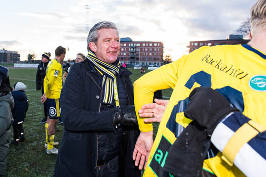 Ängelholms ordförande Mikael Modig jublar