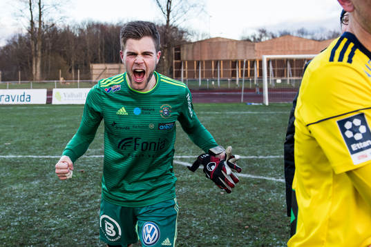Ängelholms målvakt Robin Streifert jublar