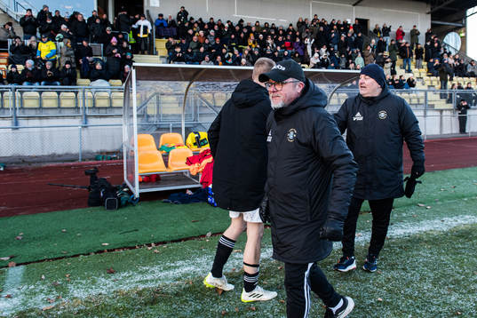 Ängelholms tränare Roar Hansen jublar