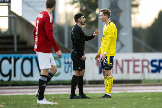 Domare Kastriot Gerxhaliu och Ängelholms Karl Gunnarsson