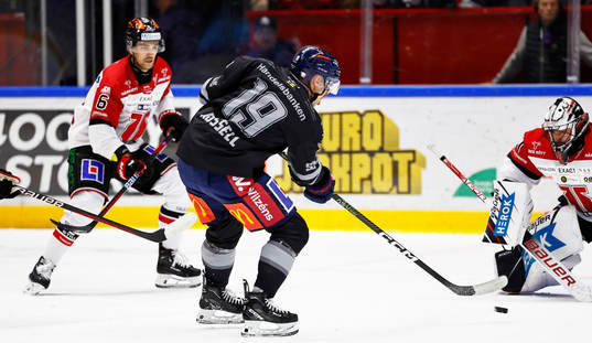 Linköpings Patrick Russell och Örebros målvakt Jhonas