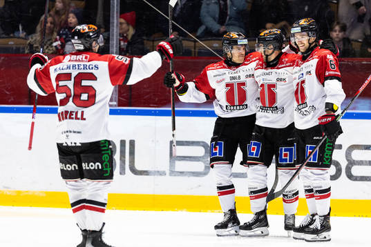 Örebros Ludvig Larsson jublar med lagkamrater