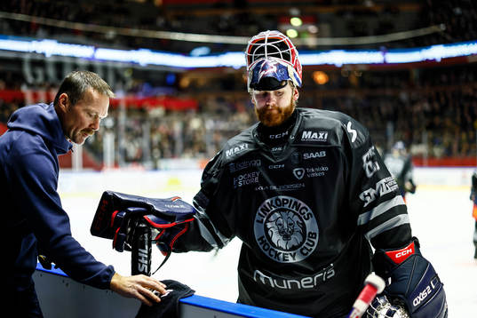 Linköpings målvakt Marcus Högberg deppar