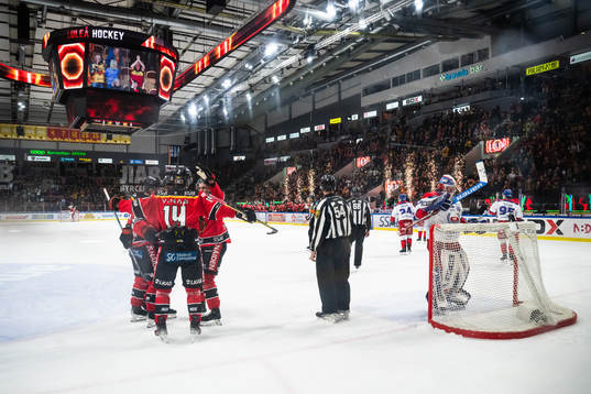 Luleås Jonas Berglund jublar och Oskarshamns målvakt