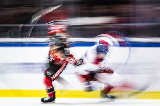 Panorering av Luleås Brendan Shinnimin och Oskarshamns