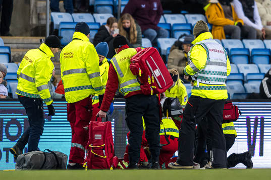 Mimmi Löfwenius Veum of Vålerenga in pain