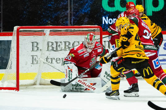 Skellefteås Filip Sandberg gör 0-2 bakom MoDos målvakt