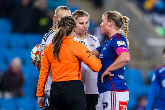 Cesilie Andreassen of Rosenborg and Ingibjörg