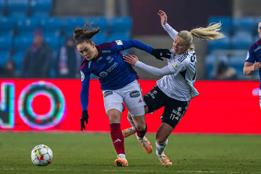 Janni Thomsen of Vålerenga and Anna Jøsendal of Rosenborg