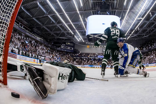 2-2 bakom Färjestads målvakt Carl Lindbom Leksands Patrik