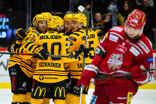 Skellefteås Axel Sandin Pellikka jublar med lagkamrater