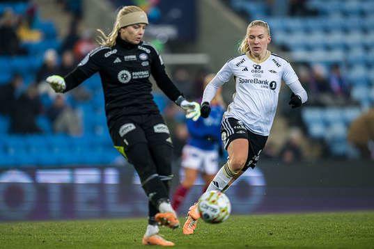 Guro Pettersen of Vålerenga and Emilie Nautnes of Rosenborg