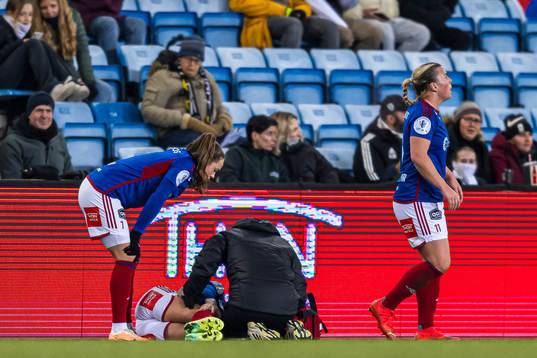 Mimmi Löfwenius Veum of Vålerenga in pain