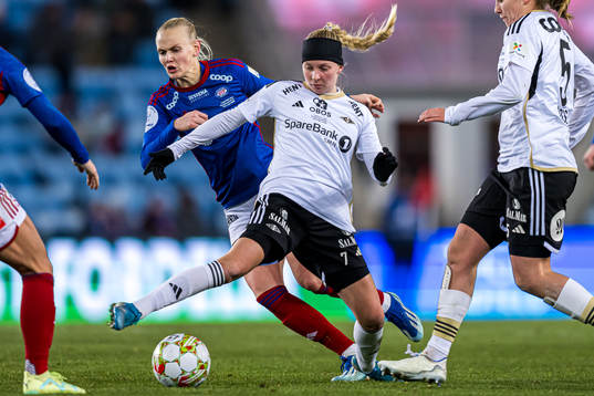 Karina Sævik of Vålerenga and Emilie Marie Joramo of