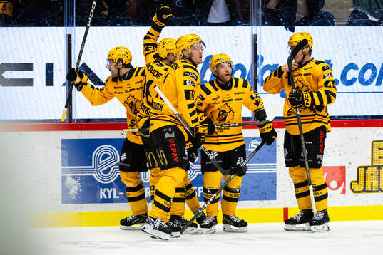 Skellefteås Filip Sandberg jublar